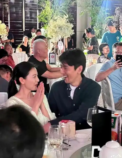 高圆圆赵又廷参加好友婚礼,相视而笑画风超甜,结婚10年却恩爱如初