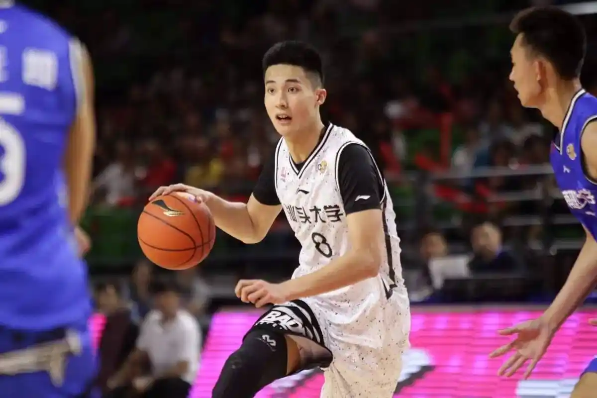 他身高2米05,他有点像杜兰特,他是朱松玮