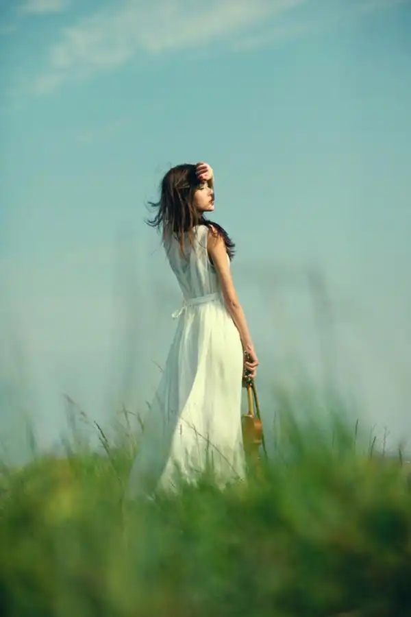 唯美森系的女生背影图片 温一壶青春的酒不醉不休_唯美意境图片_窝窝