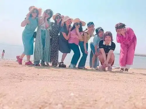 多人合影拍摄姿势大全,赶紧学起来,称霸朋友圈吧!