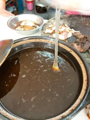 每家的卤水都不一样,而一家桂林米粉好不好吃,就取决于卤水香不香,醇