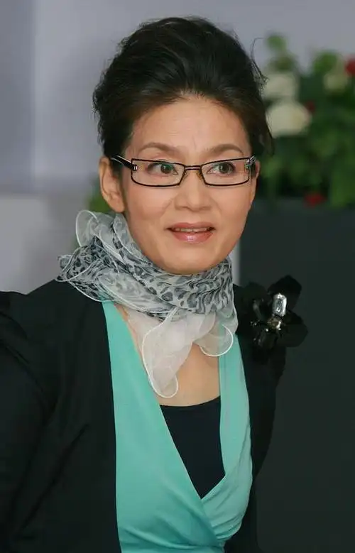 66岁潘虹老了也优雅,穿修身西装藏不住好身材,骨子里透着精致