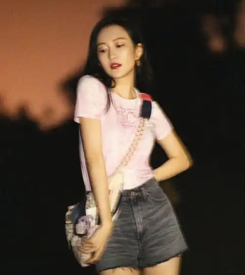 猫耳朵的牛仔短裤搭配粉色短袖王鸥女神大胆挑战芭比粉