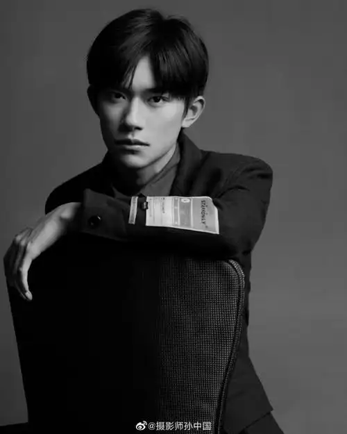 易烊千玺新图预警,黑白色调质感十足