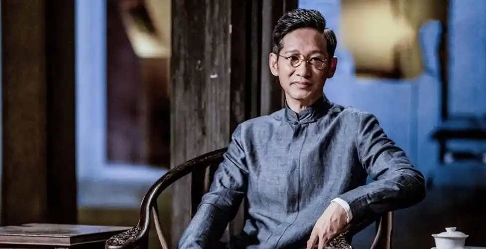 向着真正的演员而奋斗,比如说王劲松,在演员的道路上,他抛开了一切的