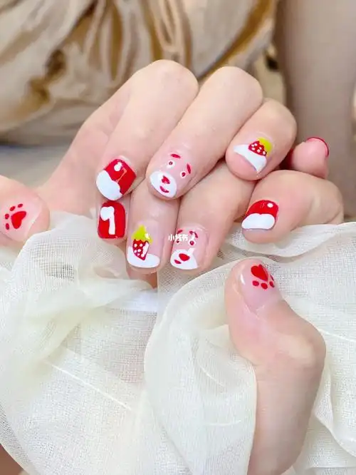 草莓抱抱熊美甲