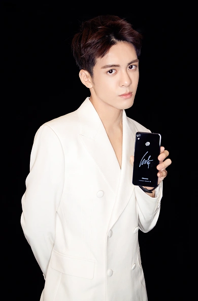 曾舜晞出席手机品牌发布会 清爽白西装彰显轻熟魅力