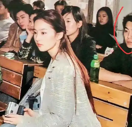 刘亦菲和罗晋是同学#刘亦菲大学上课时的照片.