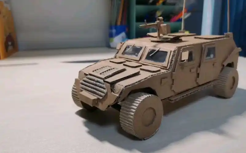 瓦楞纸板模型纯手工打造解放军猛士二代轻型装甲车