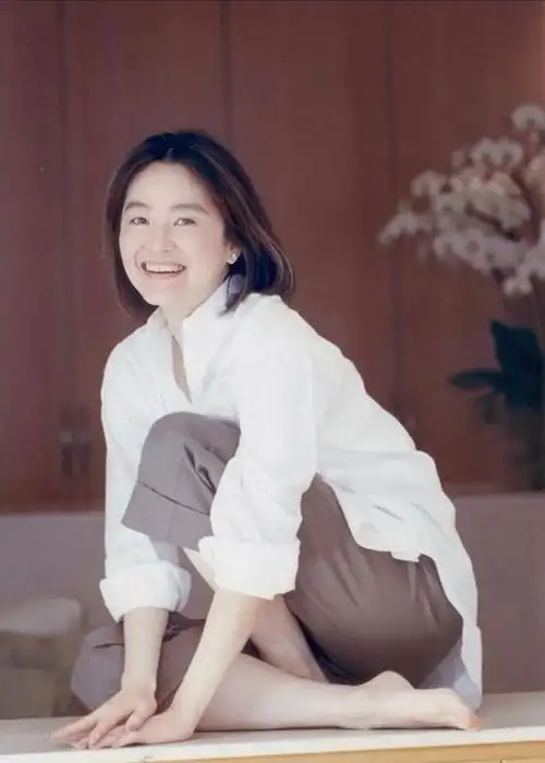 林青霞不愧是大美人,看她年轻时的穿搭,身材好打扮洋气太养眼_连衣裙