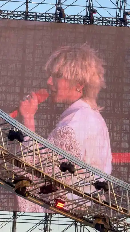 华晨宇内娱首个凌晨三点开演唱会