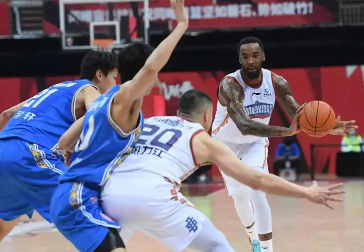 皮特森36分阿丘尔14篮板王子瑞13助攻!