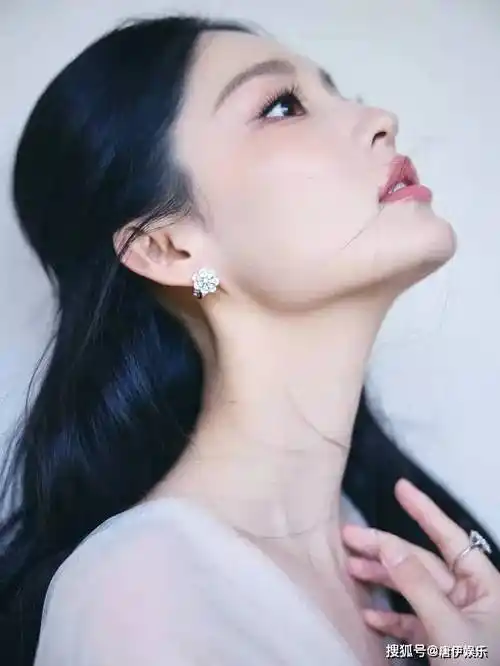 李沁白纱裙写真曝光,古风发簪点缀,仙气十足,魅力爆表!