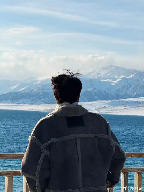 王源赛里木湖背影照##王源又来送壁纸了