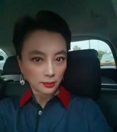 原创57岁李玲玉近照曝光玉兔精风采依旧如今混血儿子成骄傲