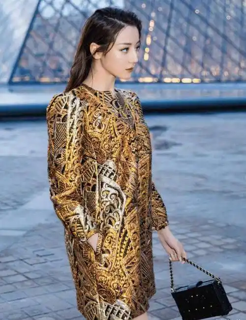 热巴"圆规腿"要火了!穿短裙后毫无赘肉,这才是男士最爱_形象_印花_魅