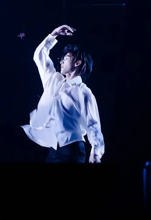 杨洋蓝发yyds67绝对的男团颜值担当门面大主舞