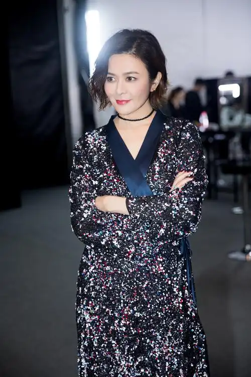 关之琳变身"设计师" 优雅霸气惊艳时装周