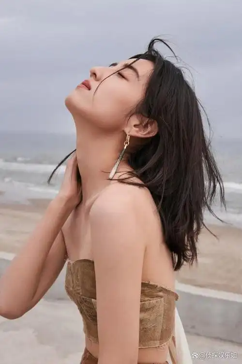 张子枫暴瘦成"大头娃娃",穿抹胸裙排骨胸抢镜,造型被指太露骨