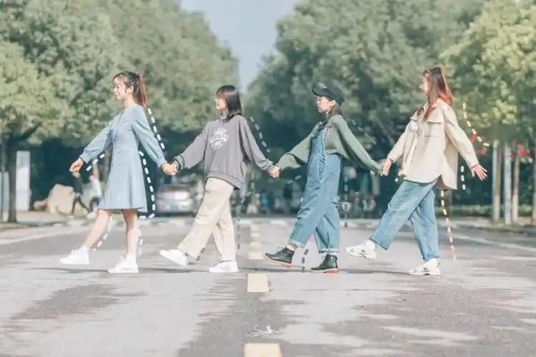 1:圆洞探头合照让照片产生不一样的感觉还可以配上简单手绘这些姿势