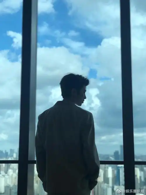 蔡徐坤分享背影照