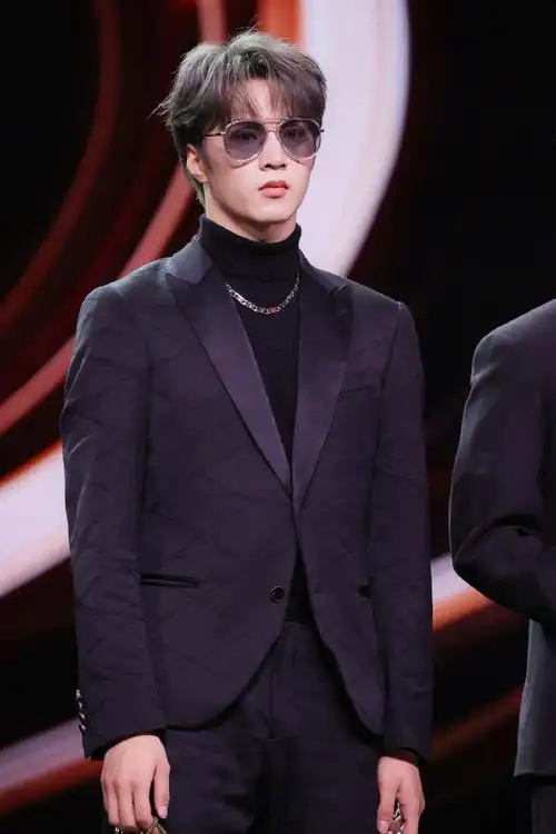 刘耀文下车背影