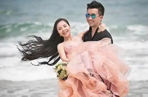 32岁王二妮近照 与丈夫婚纱照超美 与胡歌合照萌萌哒