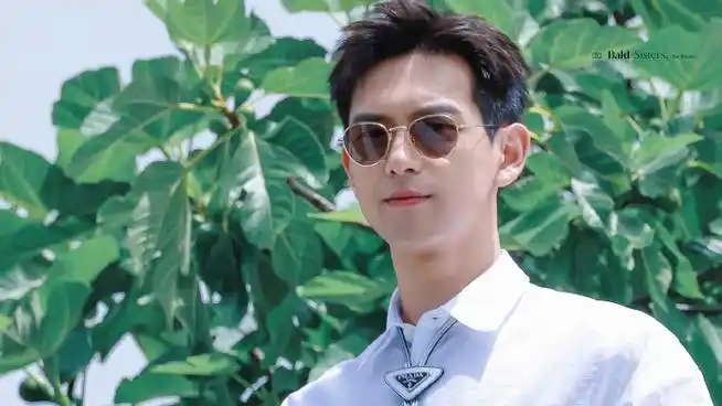 刚下飞机踏进国门还没走出飞机场,各种黑图满天飞…喜欢李现四年谁没