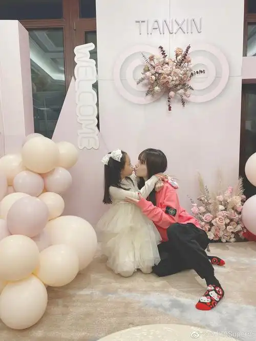 李小璐晒旗袍照为甜馨庆生 母女俩古装扮相气质佳