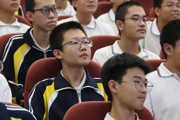 强国复兴有我劳动创造幸福衡水二中组织学生观看劳动教育进校园活动线