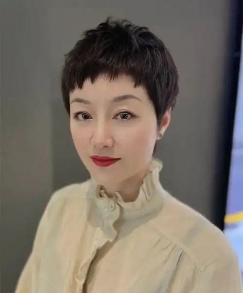 对于三四十岁的女士来说,完全可以驾驭这款短发,同时还可以带来减龄的