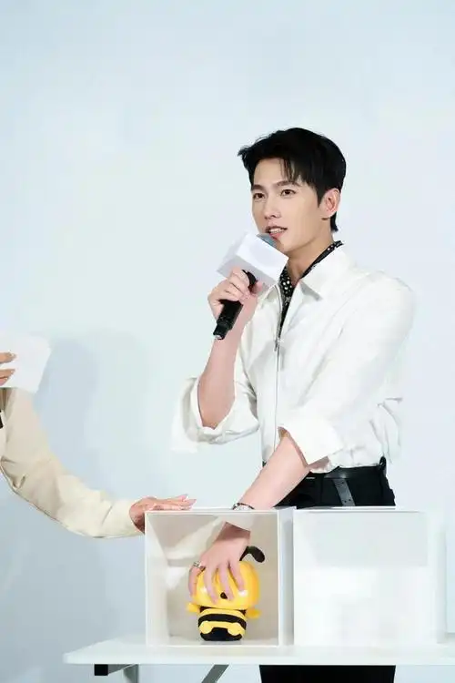 帅气演员杨洋最新线下活动生图释出啦!帅的很客观啊!