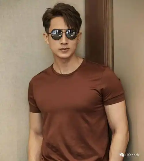 40岁吴尊脱衣玩自拍,网友:这是什么神仙肉体!