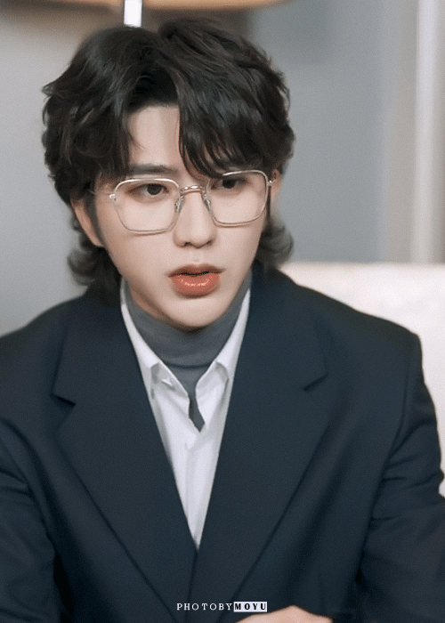 把金丝眼镜焊蔡徐坤脸上[抓狂]@蔡徐坤