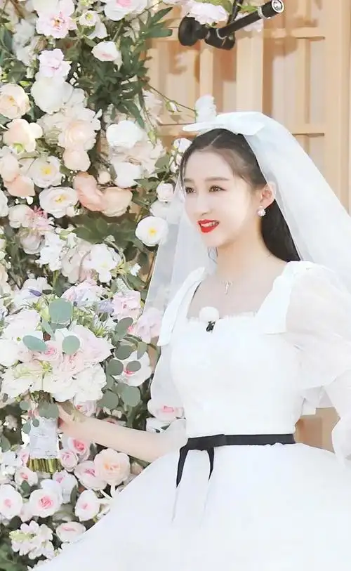 名门泽佳:关晓彤婚纱造型太美了!