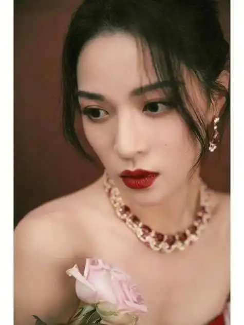 "芳华"钟楚曦,窈窕轻熟身材真的顶!_女性_时尚_魅力