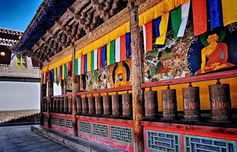 是宗喀巴大师的诞生地 塔尔寺里面有艺术三绝 壁画,酥油花和堆绣