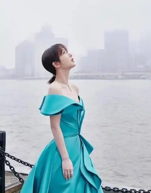 杨紫瘦下来可真美,穿一字肩礼服秀天鹅颈,小细腰大长腿好迷人_连衣裙