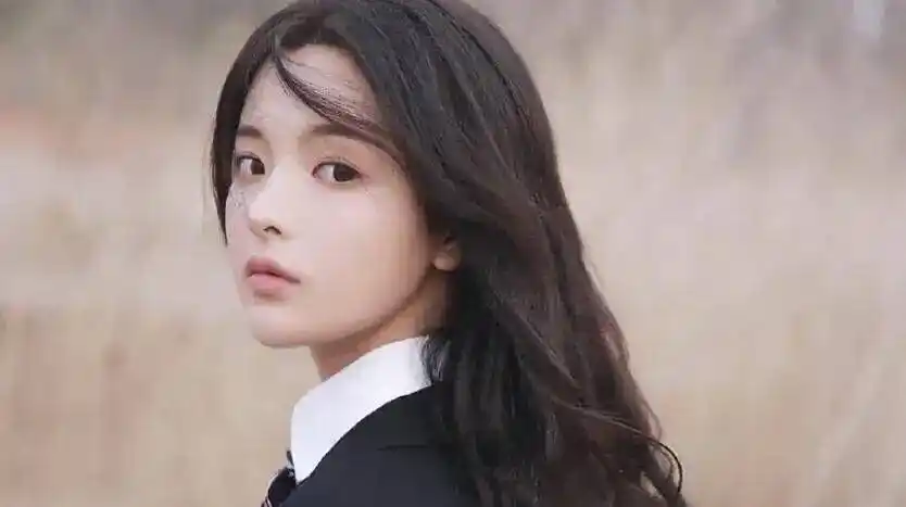 "锦鲤女神"杨超越旧照曝光,17岁长相淳朴,难怪红到出圈!