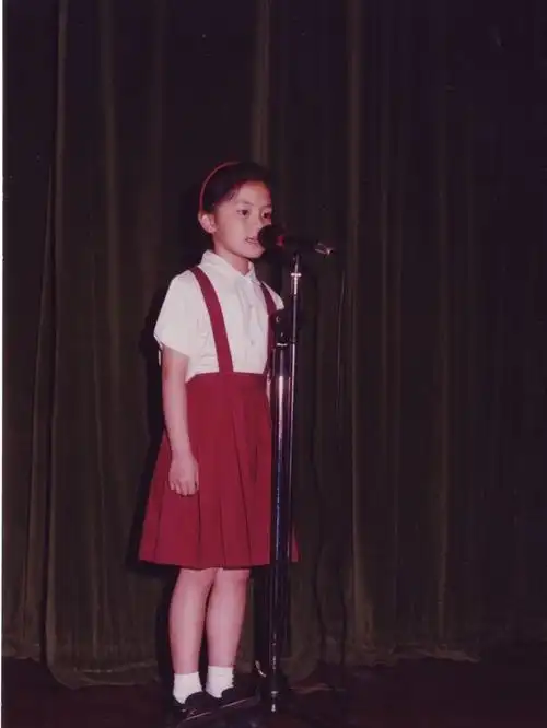 我是歌手邓紫棋童年照玩转乐器显萌态