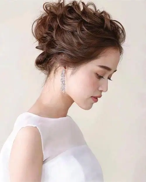 要是头发披散着不舒服了,可能很多姐妹都会简单地扎一个马尾辫,虽然能