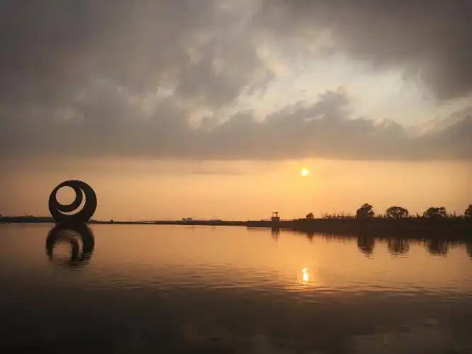 2019月亮湖公园游玩攻略,鲅鱼圈街上人好少傍晚的<a cl.