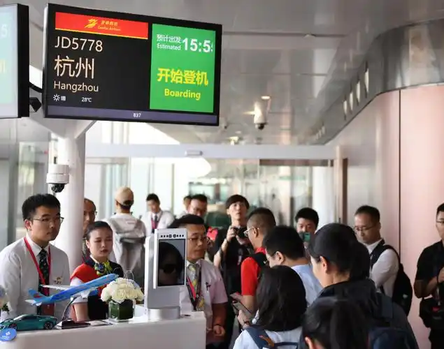 9月25日,乘客在北京大兴国际机场航站楼内登机.