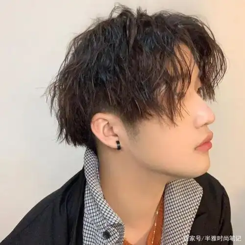 锡纸烫的男生, 头发要有点长度,想要修饰额头, 可以尝试这款刘海中分