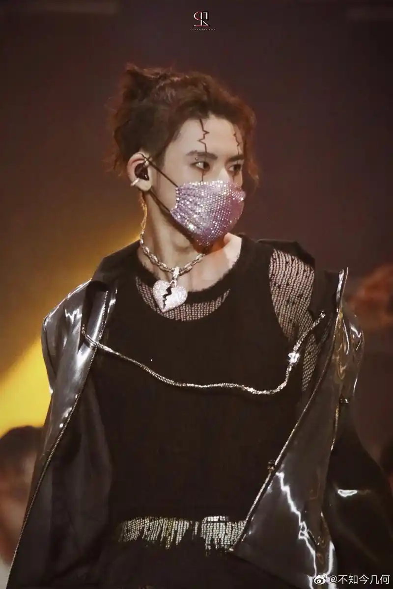 小鬼肌肉线条登上网络热搜了,咋啦?