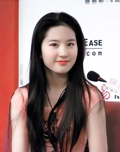 刘亦菲18岁旧照曝光,满脸稚嫩灵气逼人,那一抹惊讶的笑容:太惊艳_照片