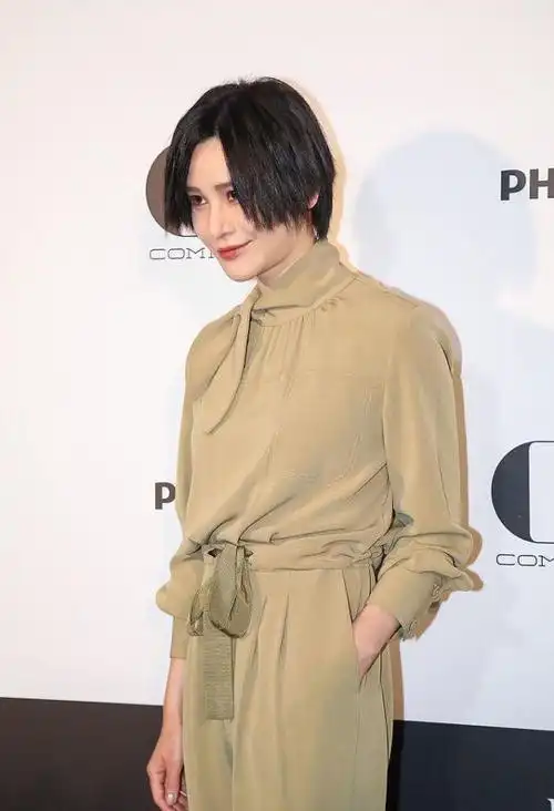 尚雯婕打扮起来还挺飒的穿着裸色连体裤凹造型还挺大女人的