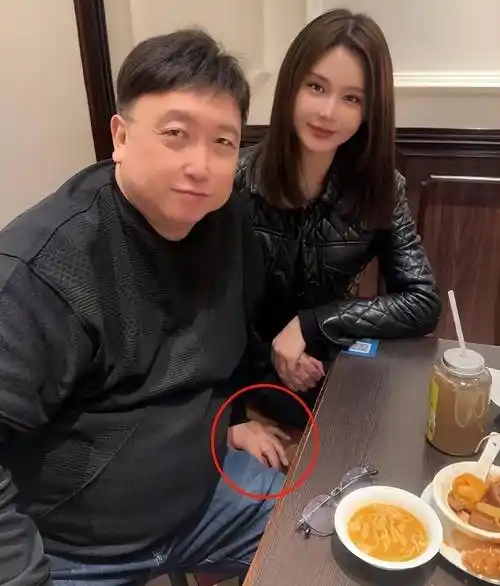 女星邱意浓和王晶同框搭肩膀比耶,丝毫不避嫌,已拿男方9部资源_关系