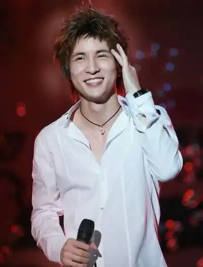 薛之谦十年前选秀照片流出那个时候的他太青涩