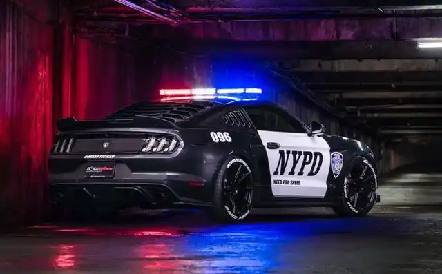 今天看到的野马改装案例有点crossplay的味道,全车改